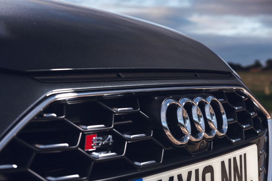 Логотип Audi S4 Sedan TDI (B9) 2019 года  (UK) (фото 27 из 27)